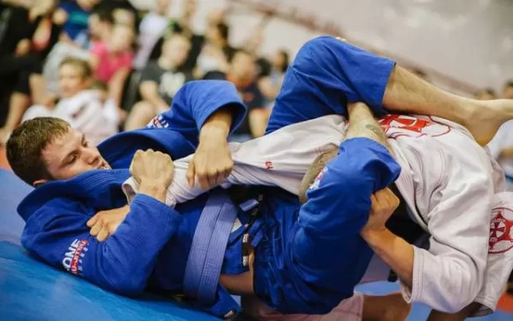 Bela Diri Grappling Memiliki Teknik Kuncian Dan Bantingan