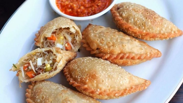 Makanan Jalangkote Yang Memiliki Isian Seperti Pastel