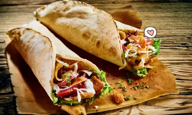 Hidangan Kebab Dengan Isian Daging Dan Sayuran Dalam Tortilla