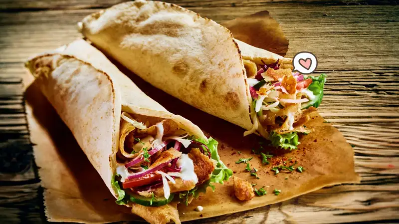 Hidangan Kebab Dengan Isian Daging Dan Sayuran Dalam Tortilla