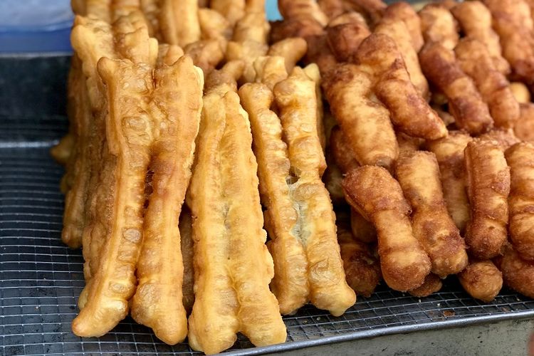 Camilan Ringan Cakwe Merupakan Makanan Berbentuk Panjang