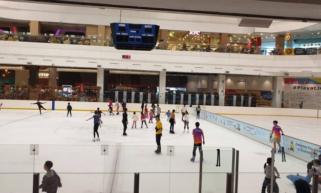 Permainan Skating Namun Di Atas Es Yang Licin