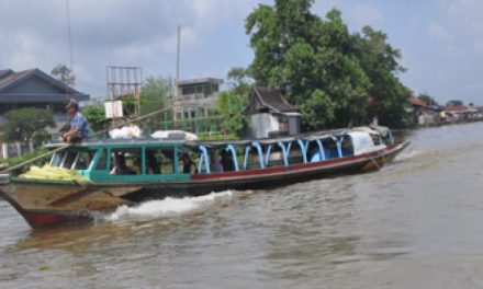 Transportasi Kecil Air Tradisional Sampan Atau Perahu