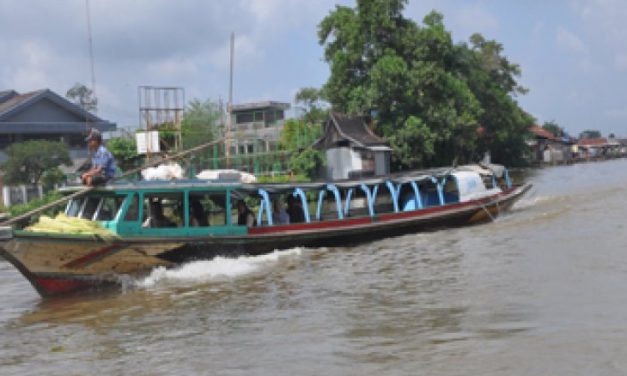 Transportasi Kecil Air Tradisional Sampan Atau Perahu