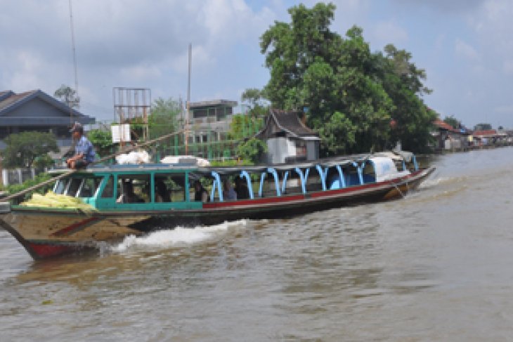 Transportasi Kecil Air Tradisional Sampan Atau Perahu