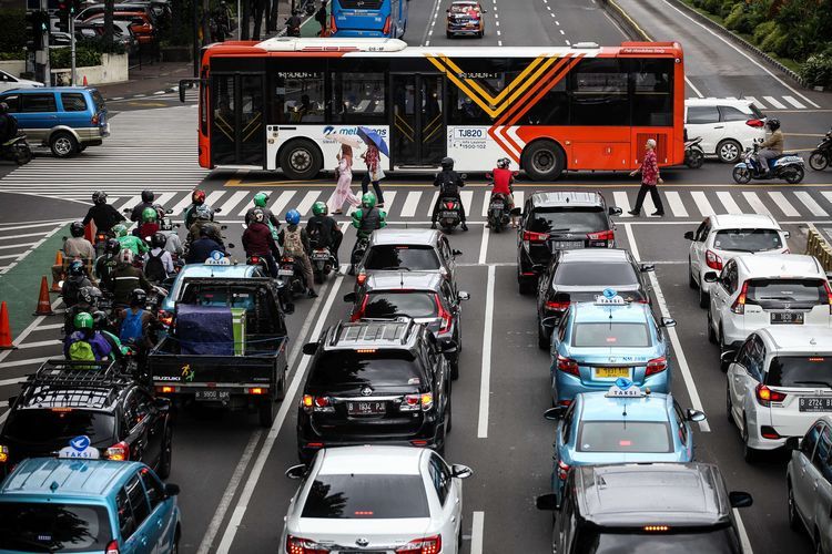 Transportasi Bermotor Bus Sebagai Kendaraan Umum Jalanan