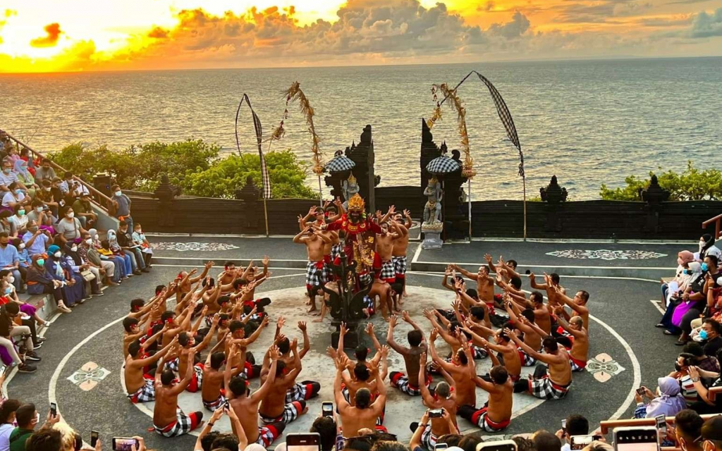 Tradisional Budaya Bali Dalam Sebuah Tari Kecak
