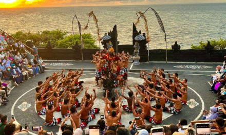 Tradisional Budaya Bali Dalam Sebuah Tari Kecak