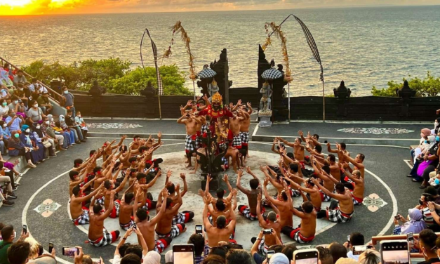 Tradisional Budaya Bali Dalam Sebuah Tari Kecak