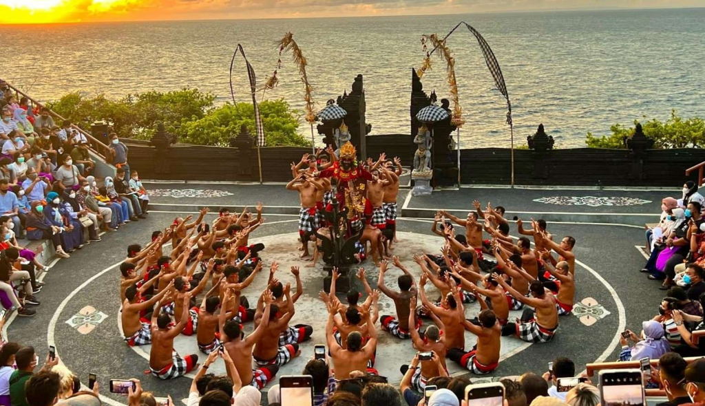 Tradisional Budaya Bali Dalam Sebuah Tari Kecak