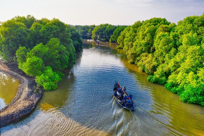 Transportasi Kecil Tradisional Di Perairan Yaitu Sampan