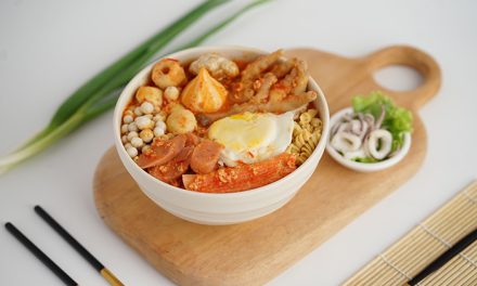 Makanan Gurih Pedas Seblak Dengan Banyak Topping