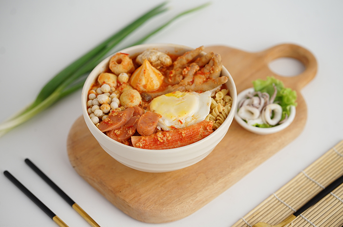 Makanan Gurih Pedas Seblak Dengan Banyak Topping
