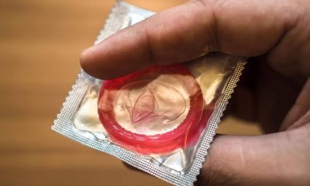 Pengaman Berhubungan Sebuah Kondom Alat Kontrasepsi