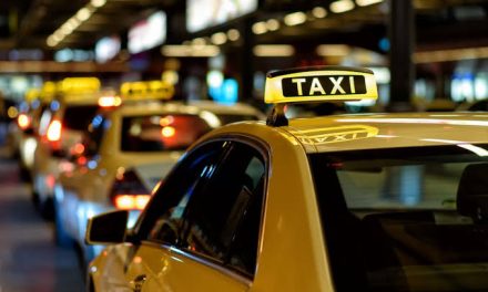 Kendaraan Umum Mobil Taksi Dengan Pembayaran Argo
