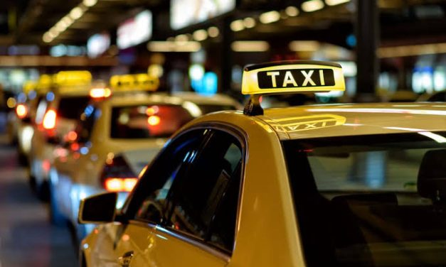 Kendaraan Umum Mobil Taksi Dengan Pembayaran Argo
