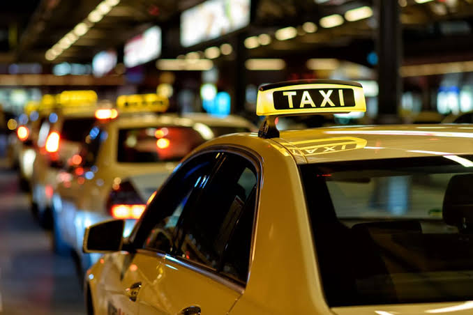 Kendaraan Umum Mobil Taksi Dengan Pembayaran Argo