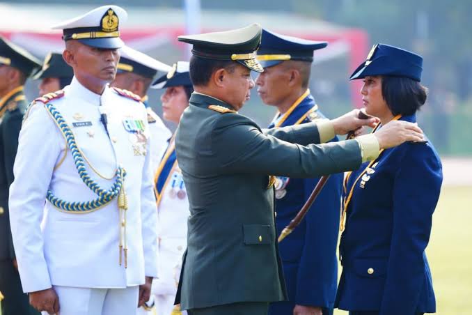 Angkatan Bersenjata Dengan Pangkat Sebagai Perwira