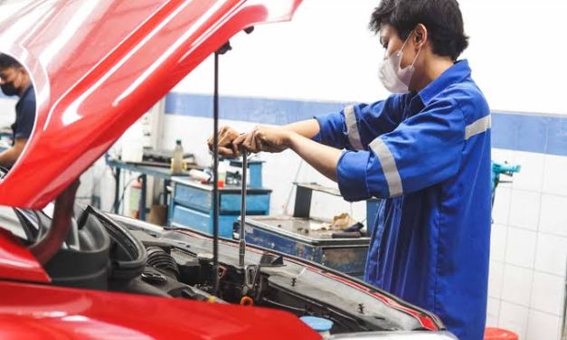 Pekerja Profesional Mekanik Untuk Kendaraan Bermotor