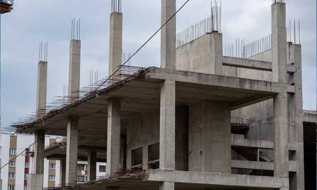Suatu Bangunan Beton Campuran Beberapa Bahan