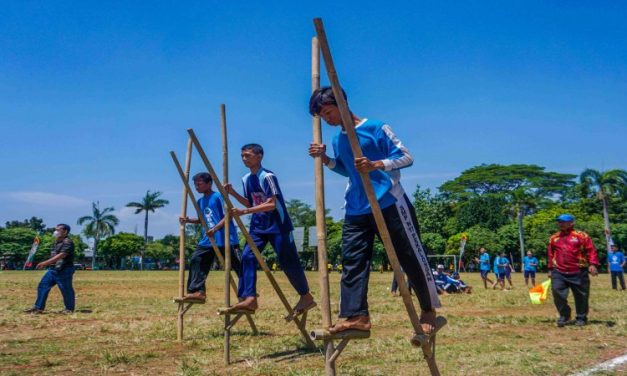 Olahraga Unik Permainan Egrang Dengan Kayu Atau Bambu