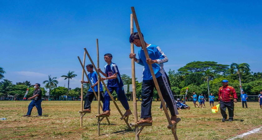 Olahraga Unik Permainan Egrang Dengan Kayu Atau Bambu