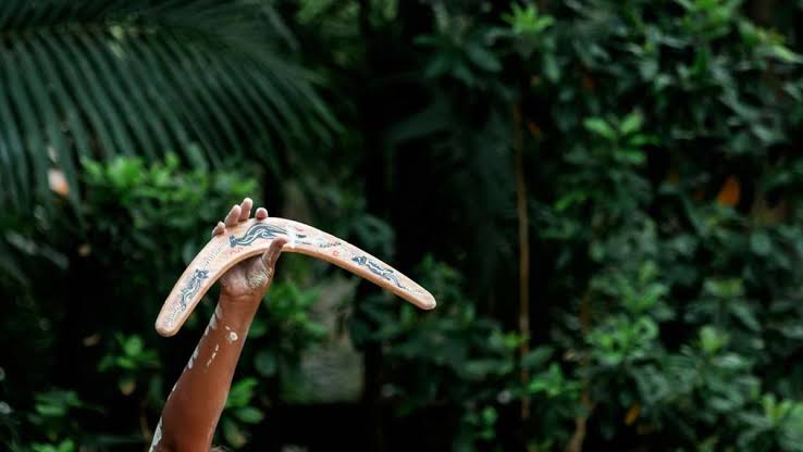 Alat Melengkung Bumerang Dengan Beberapa Fungsi