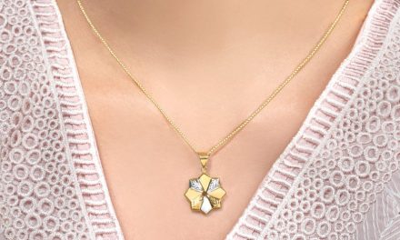 Sebuah Aksesoris Kalung Pada Leher Seseorang