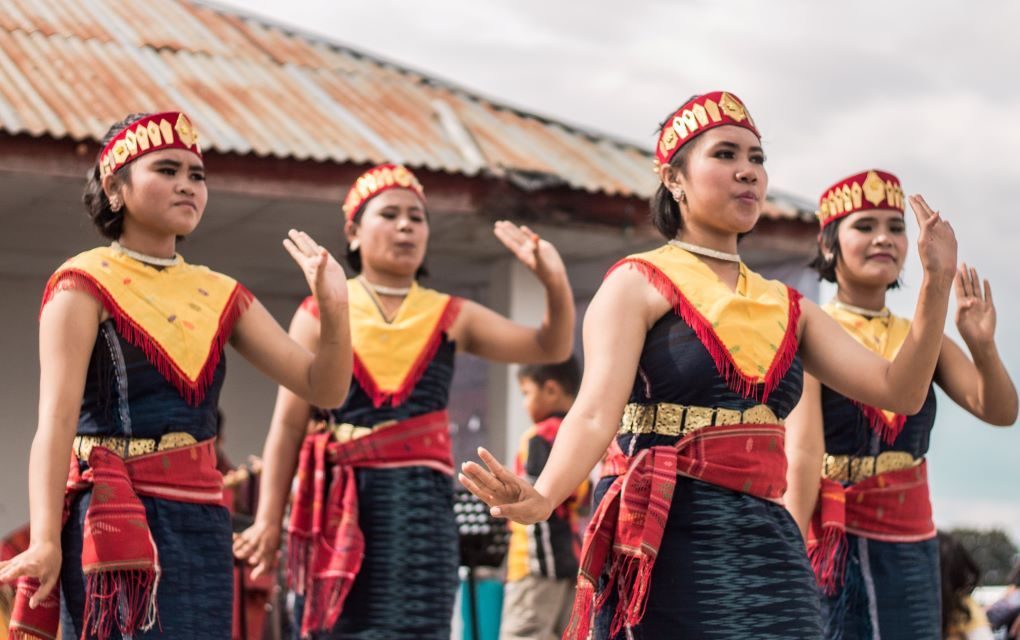 Kegiatan Menari Manortor Di Budaya Suku Batak
