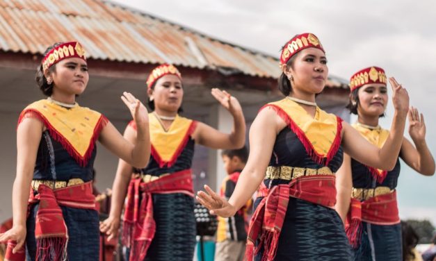 Kegiatan Menari Manortor Di Budaya Suku Batak