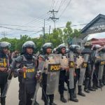 Seseorang Petugas Aparat Kepolisian Dengan Tugasnya