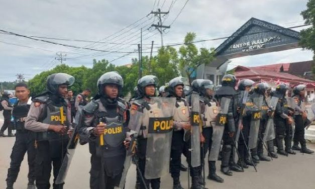 Seseorang Petugas Aparat Kepolisian Dengan Tugasnya