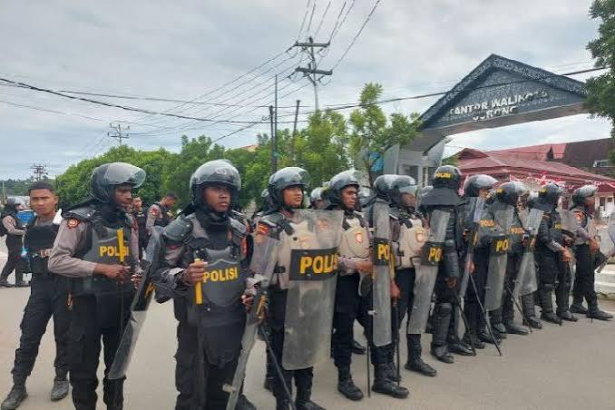 Seseorang Petugas Aparat Kepolisian Dengan Tugasnya