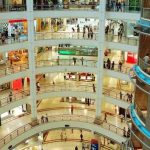 Pusat Perbelanjaan Modern Sebuah Bangunan Mall