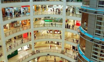 Pusat Perbelanjaan Modern Sebuah Bangunan Mall