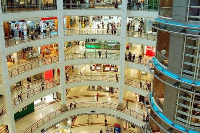 Pusat Perbelanjaan Modern Sebuah Bangunan Mall