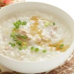 Sebuah Makanan Lembut Bubur Dengan Berbagai Topping