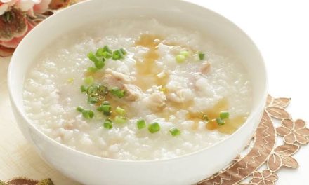 Sebuah Makanan Lembut Bubur Dengan Berbagai Topping