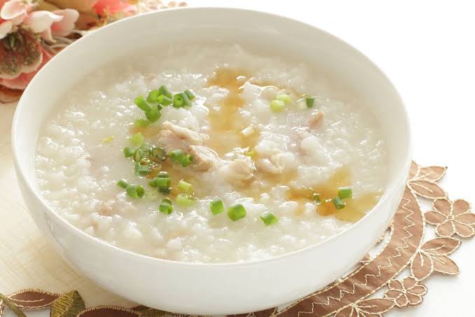 Sebuah Makanan Lembut Bubur Dengan Berbagai Topping