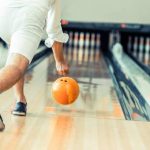 Olahraga Menggelindingkan Bola Bowling Pada Arena Khusus