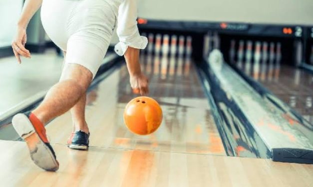 Olahraga Menggelindingkan Bola Bowling Pada Arena Khusus