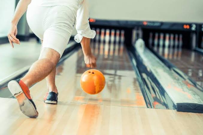 Olahraga Menggelindingkan Bola Bowling Pada Arena Khusus